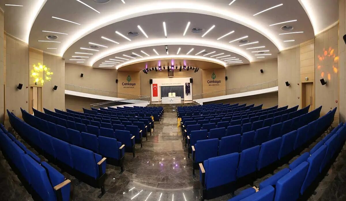 Vedat Dalokay Nikah Salonu iç mekan, mavi koltuklar ve sahne